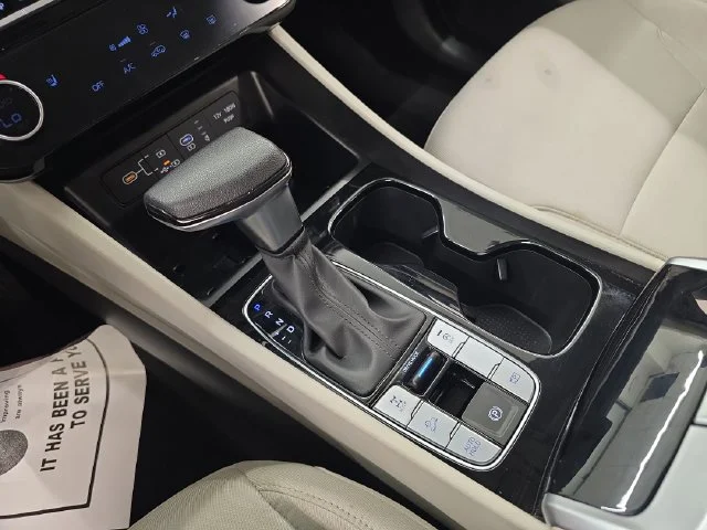 Used 2025 Green Hyundai SEL image 25
