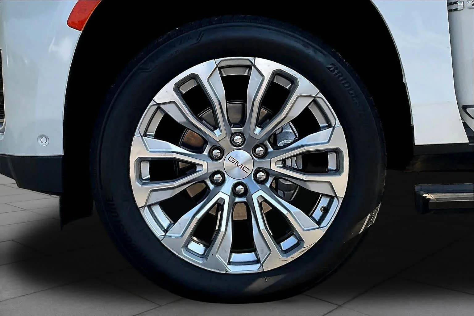 Used 2024 White Frost Tricoat GMC Denali image 11