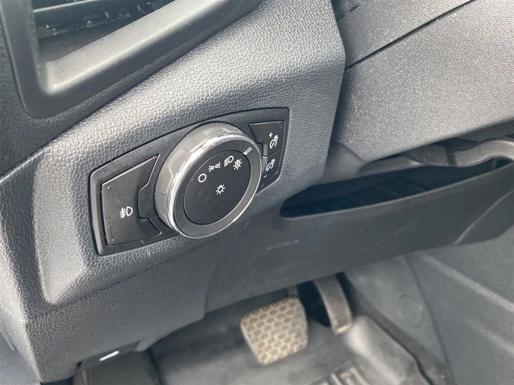 Used 2020 White Platinum Metallic Tri-Coat Ford SE image 17