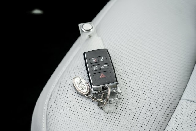 Used 2024  Land Rover Dynamic SE image 73