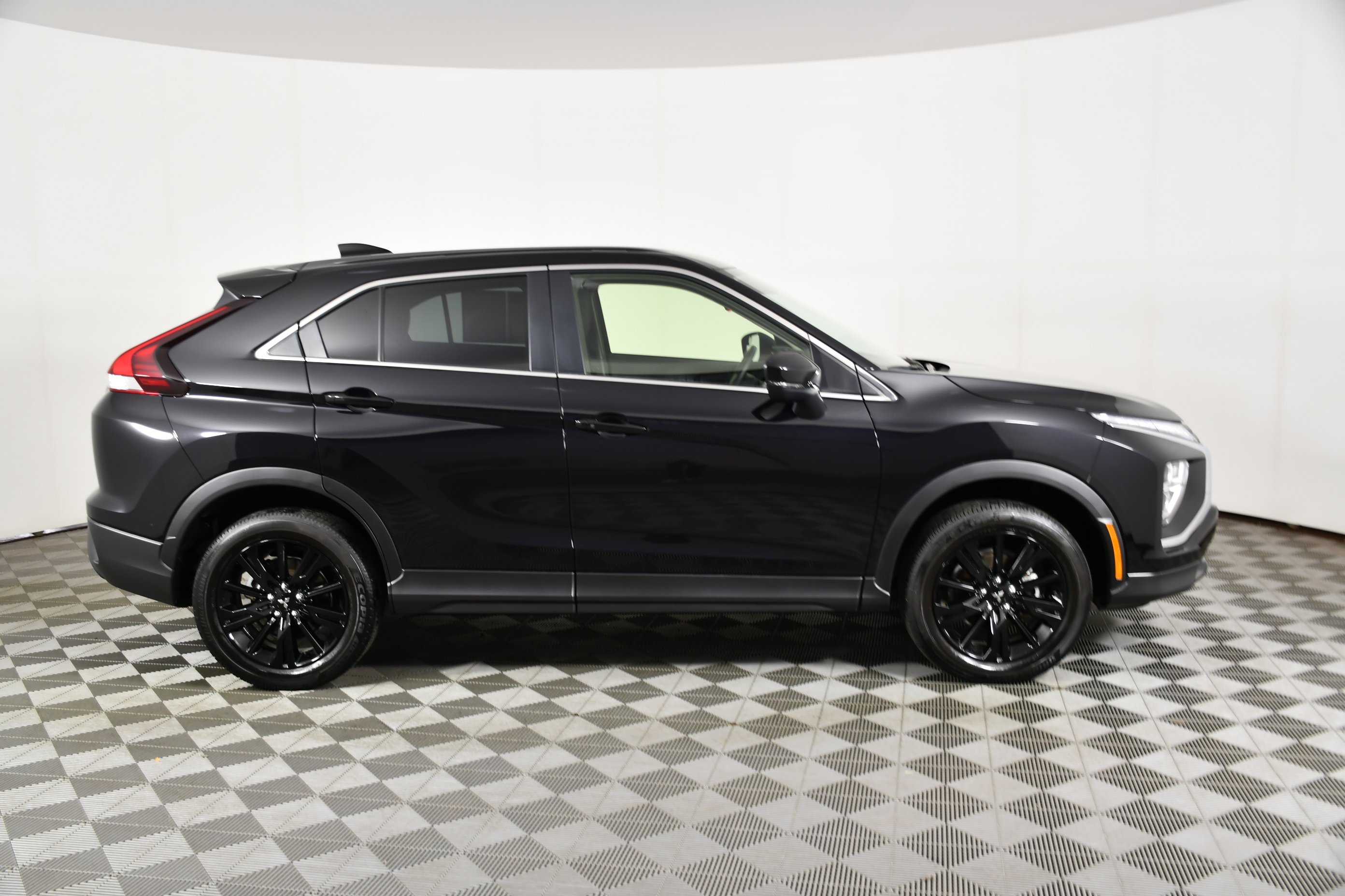 Certified Used 2025 Labrador Black Pearl Mitsubishi LE image 5