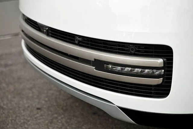 New 2026 Fuji White Land Rover SE image 3