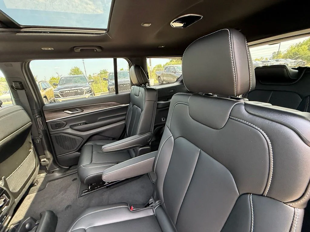 New 2027 Sting-Gray Clearcoat Jeep Limited image 24