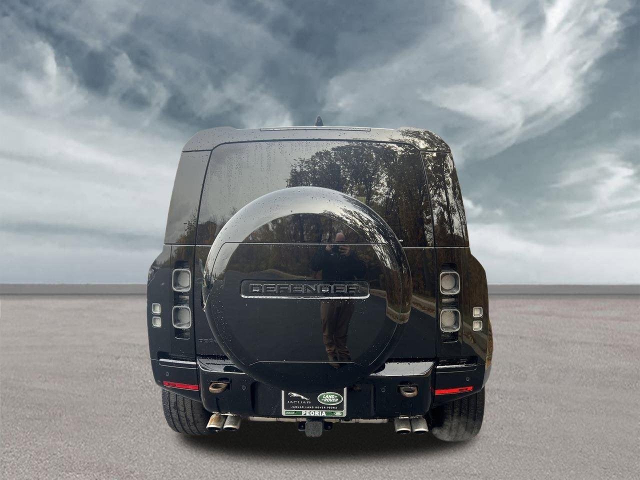 Used 2024 Santorini Black Metallic Land Rover V8 image 4