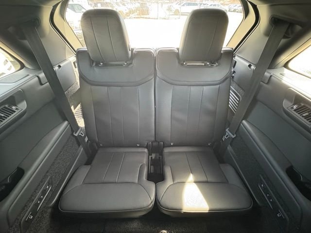 New 2026 Eiger Grey Land Rover SE image 42