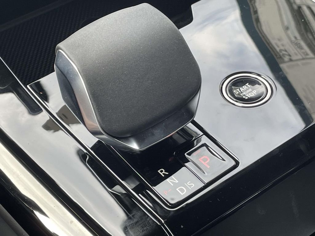 New 2026 Fuji White Land Rover Dynamic SE image 31