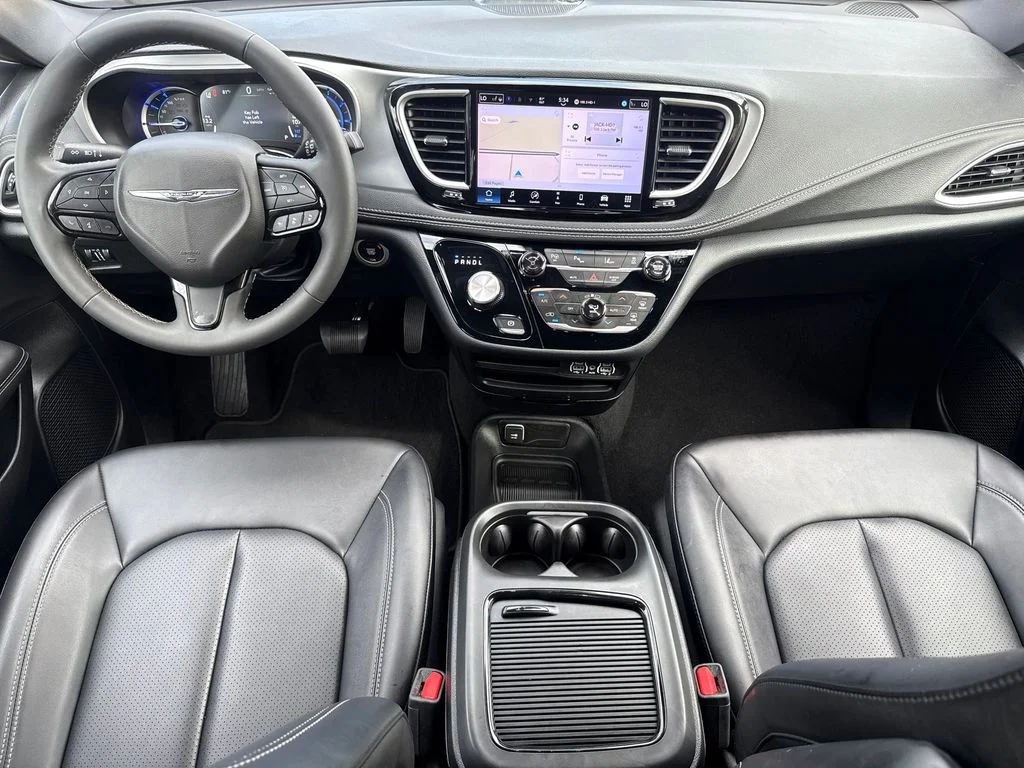 Used 2024 White Chrysler Select image 13