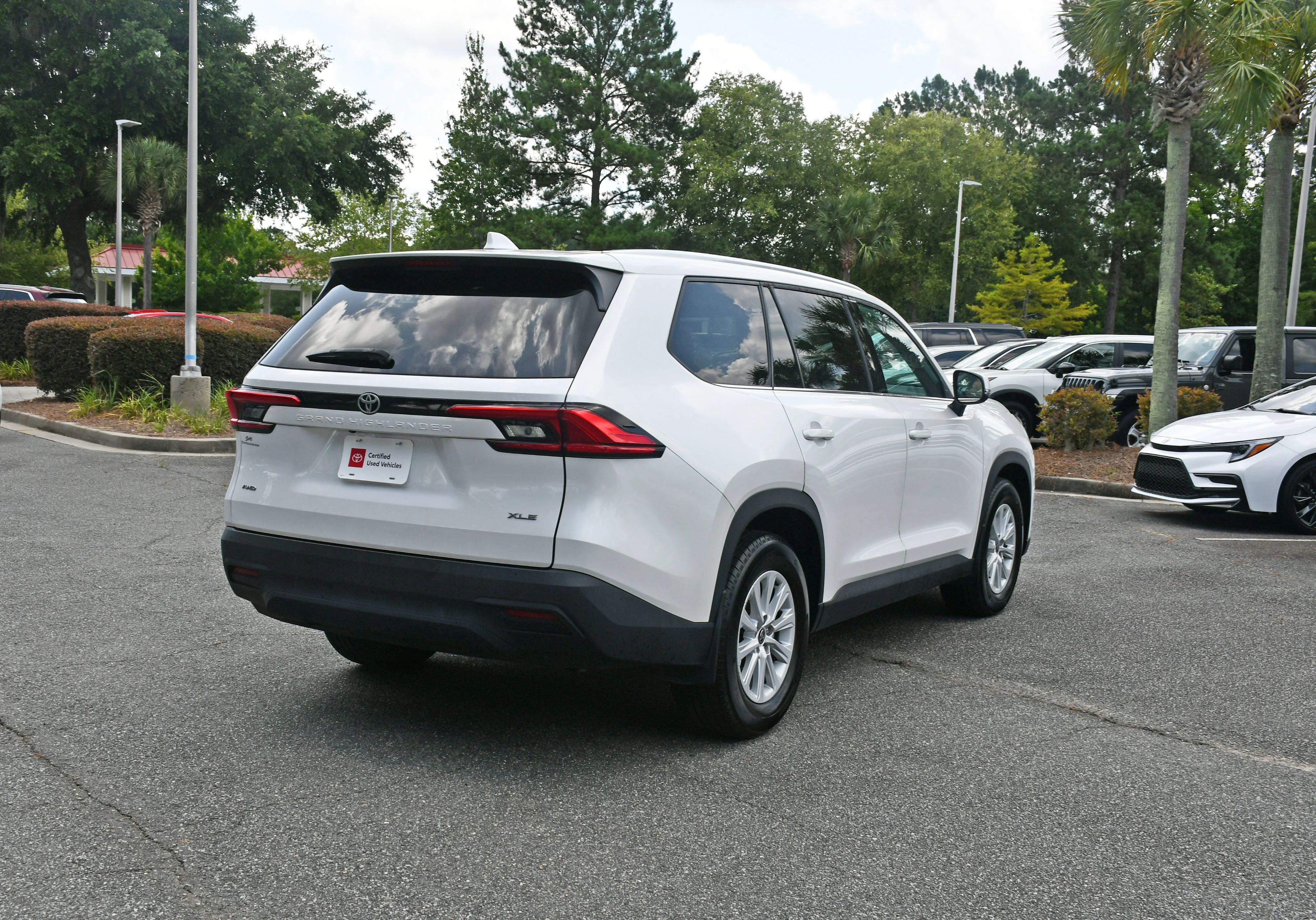 Used 2024 Beige Toyota XLE image 3