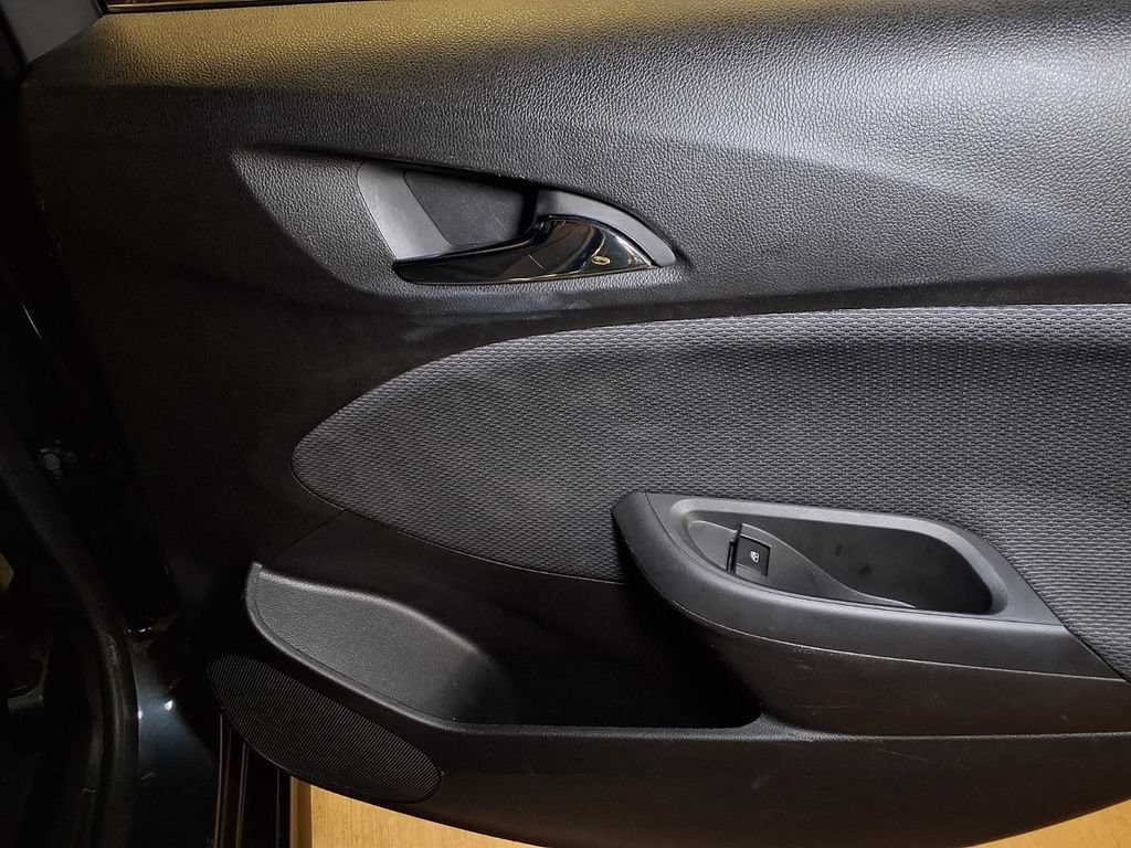 Used 2017 GRAPHITE METALLIC Chevrolet LT image 20