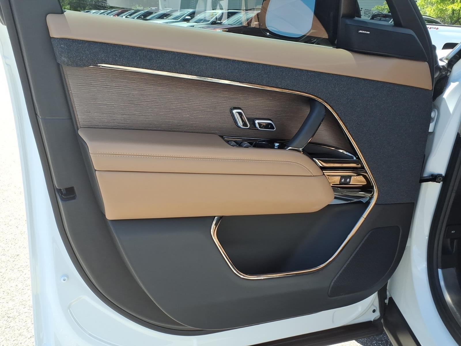 Used 2024 Fuji White Land Rover SE image 21