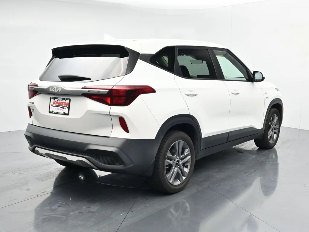 Used 2022 White Kia LX image 7