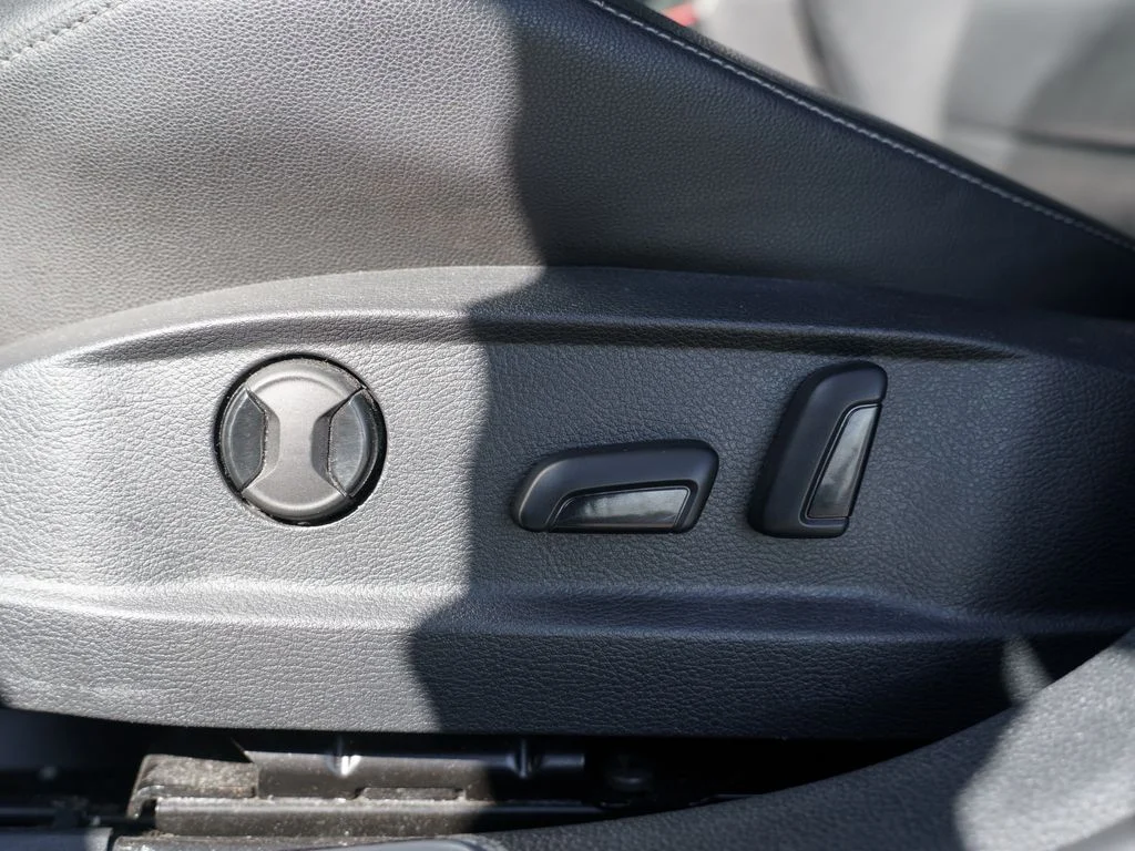 Used 2017  Volkswagen Base image 19