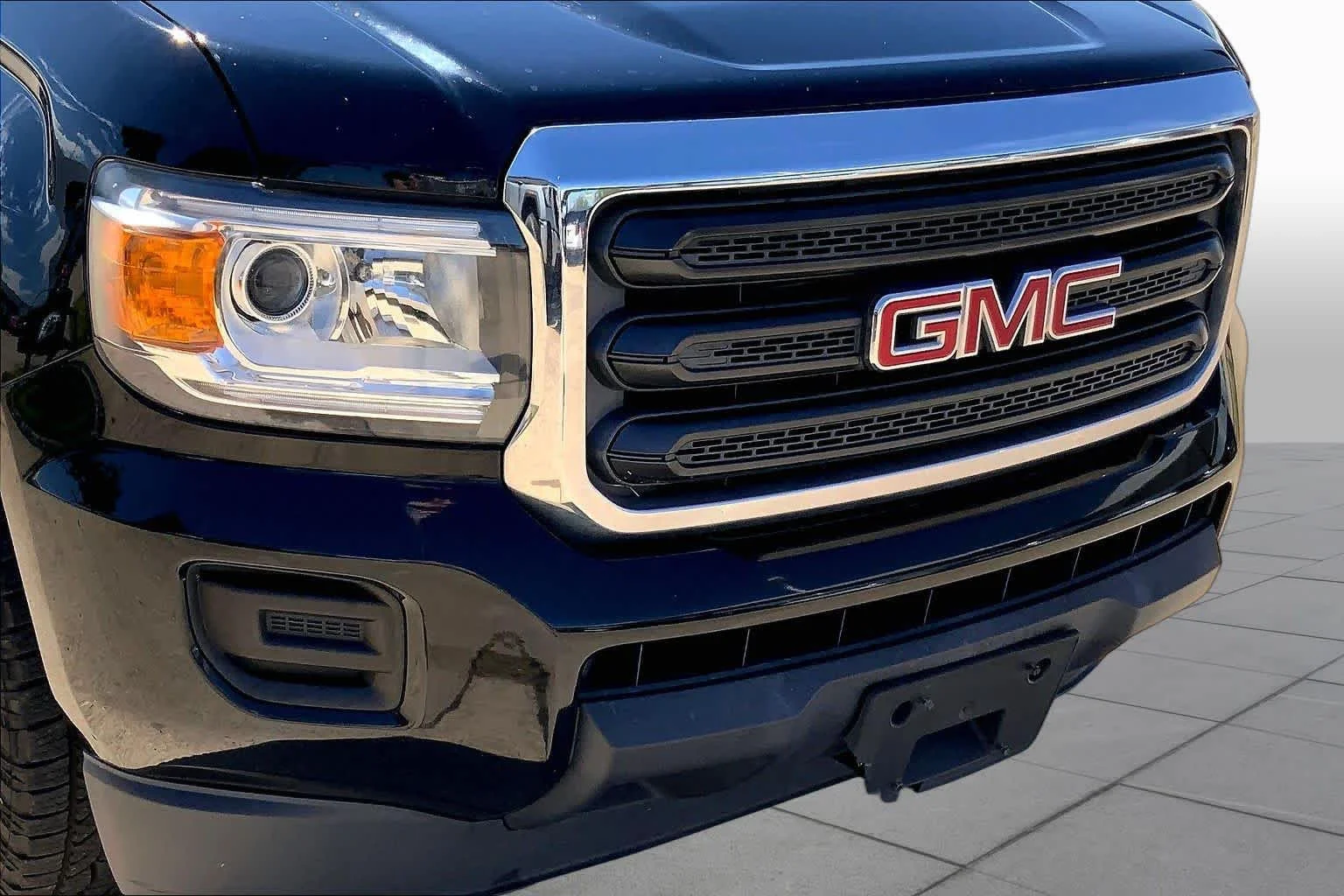 Used 2018 ONYX BLACK GMC 2WD image 28