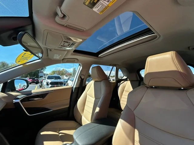 Used 2022 White Toyota XLE Premium image 36