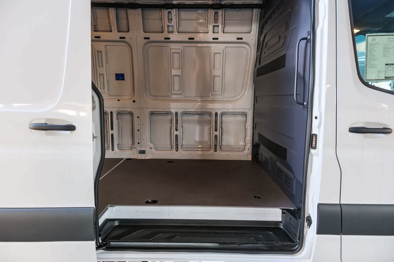New 2025 Arctic+White Mercedes-Benz Cargo 170WB High Roof 113kw Battery RWD SO Motor image 19