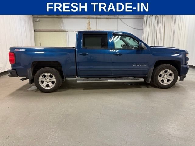 Used 2017 DEEP OCEAN BLUE METALLIC Chevrolet LT image 3