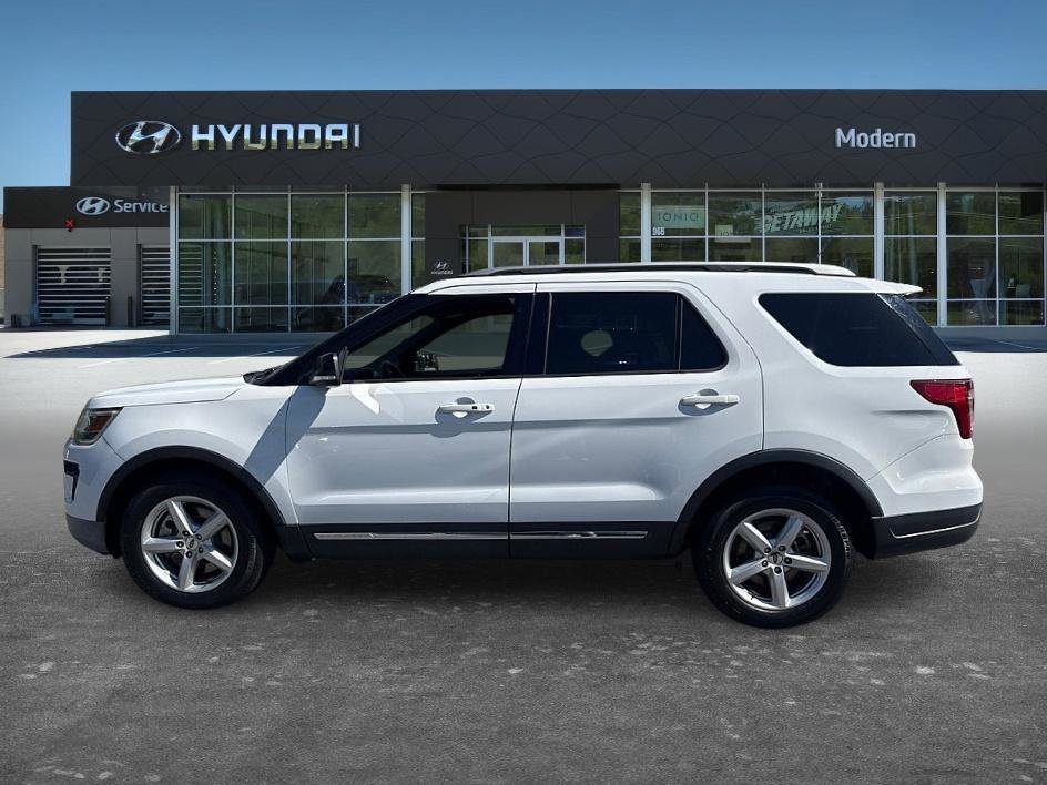 Used 2018 White Platinum Clearcoat Metallic Ford XLT image 7