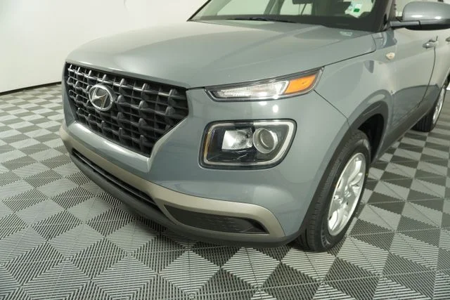 Used 2022 Gray Hyundai SE image 11