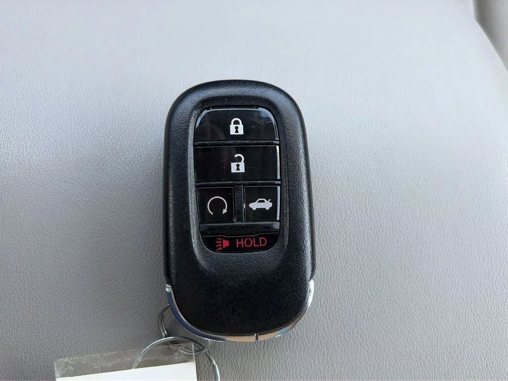 Certified Used 2025 Platinum White Pearl Honda SE image 25