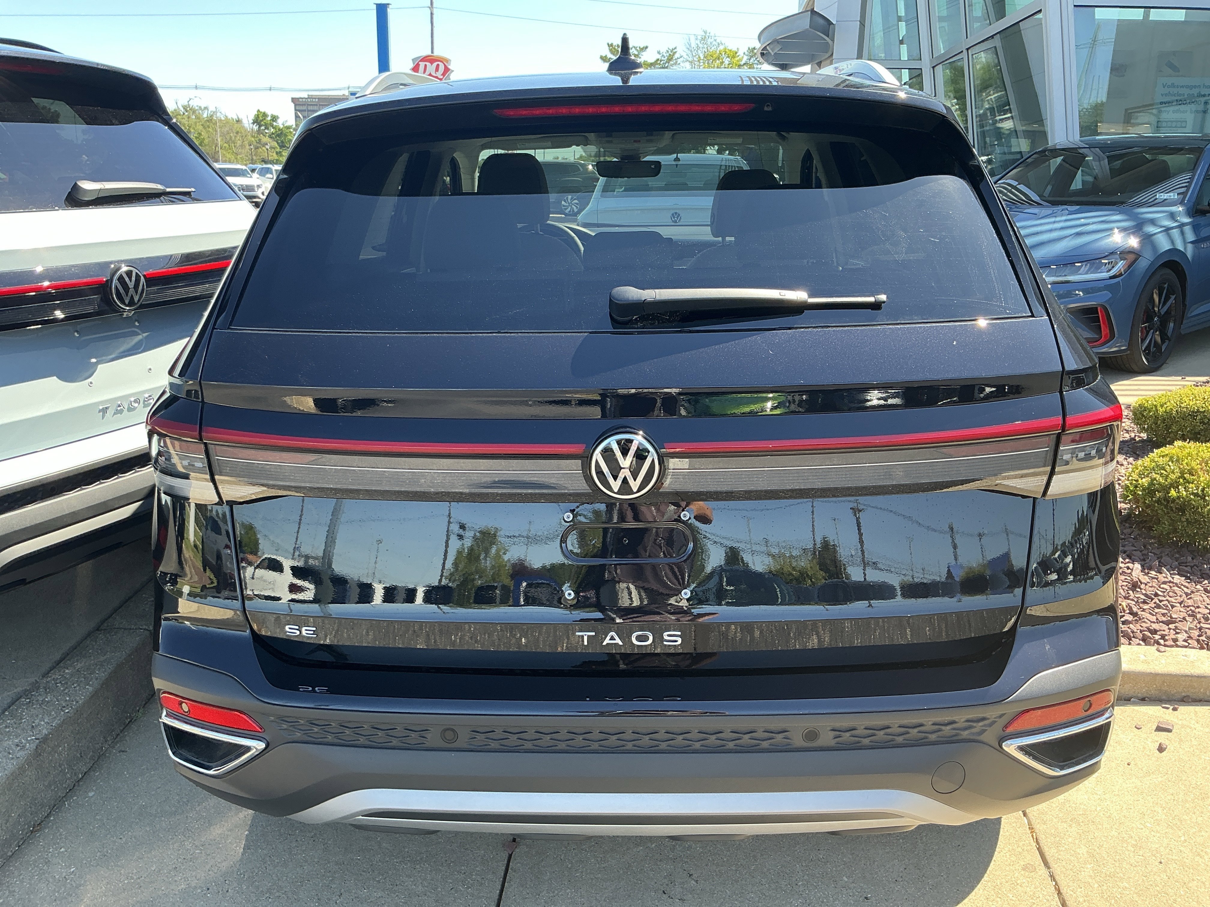 New 2026 Deep Black Pearl Volkswagen SE image 6
