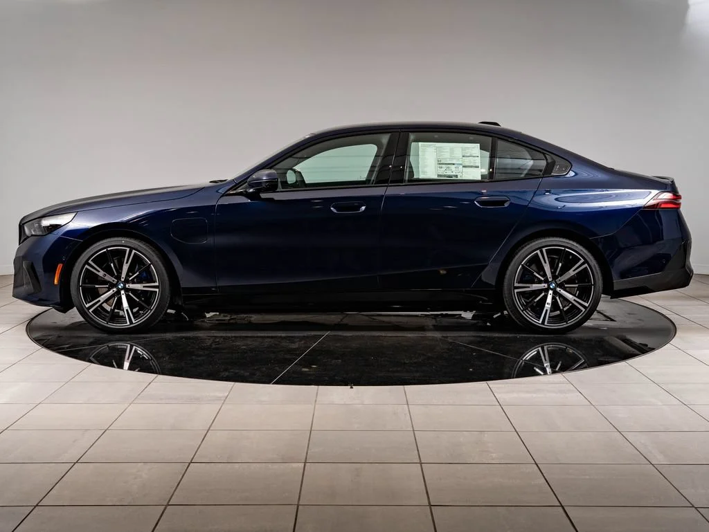 New 2027 Tanzanite Blue II Metallic BMW 550e xDrive image 5
