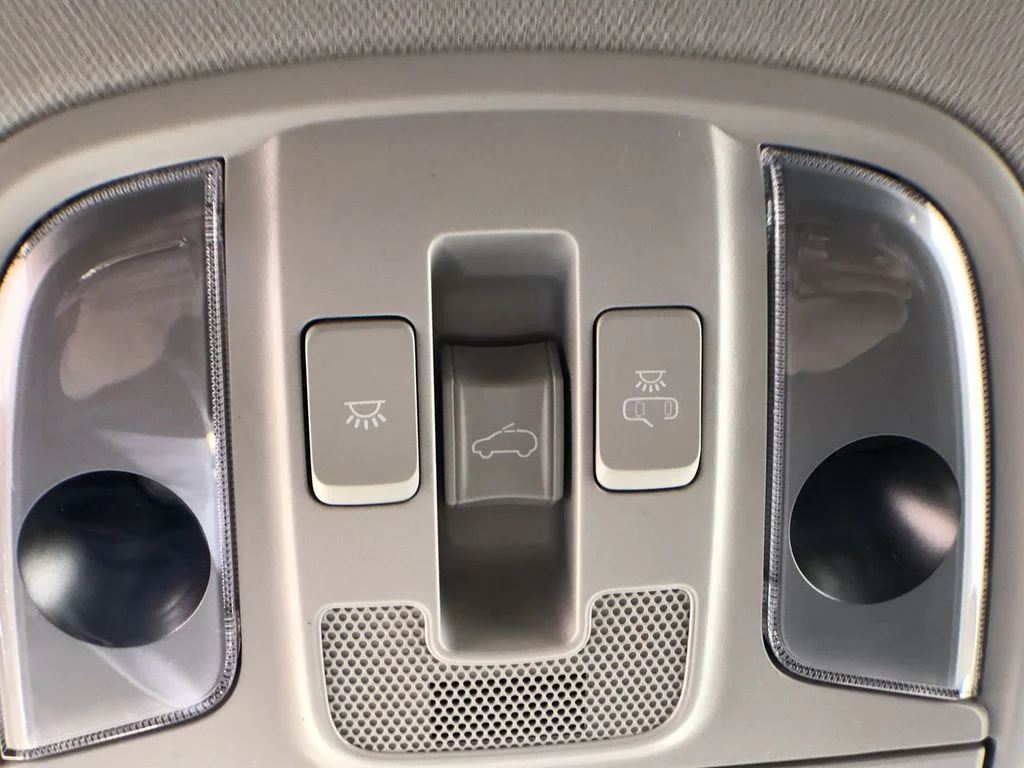 Used 2022 White Kia EX Premium image 40