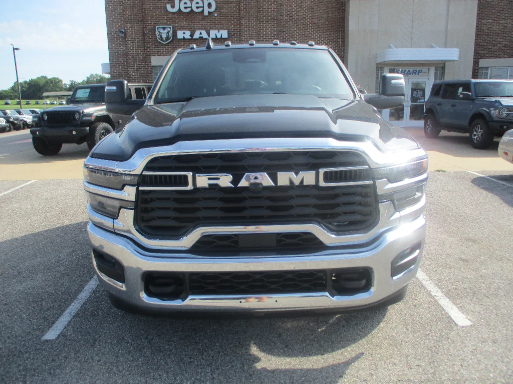New 2026 Diamond Black Crystal Pearl-Coat Exterior Paint RAM Tradesman image 2