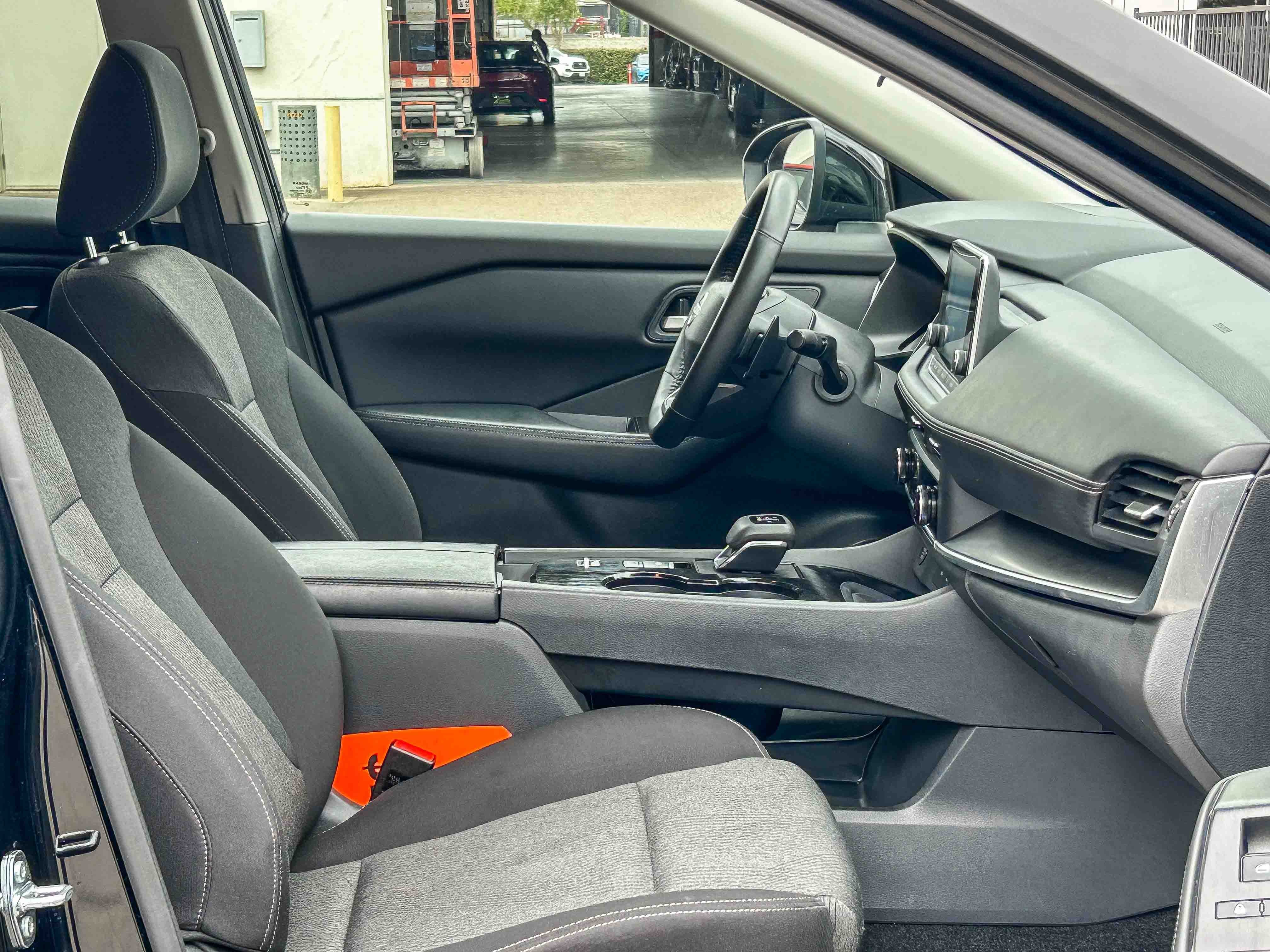 2025 Nissan Rogue SV - Photo 16
