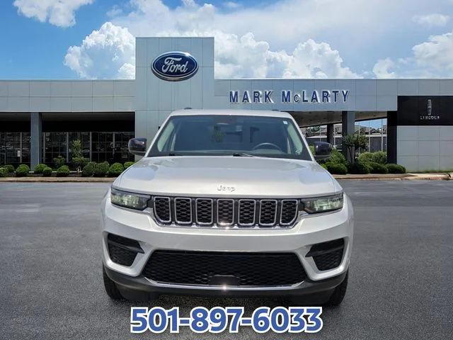 Used 2023 Silver Jeep Laredo image 10