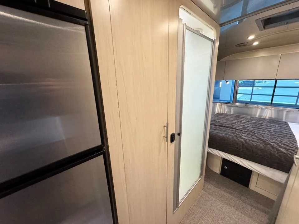 Used 2021 SILVER AIRSTREAM  image 18
