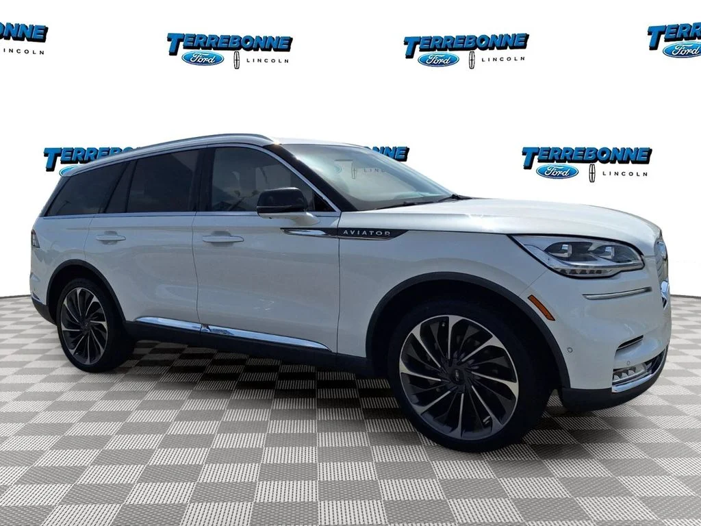 Used 2020 White Metallic Lincoln Reserve image 3