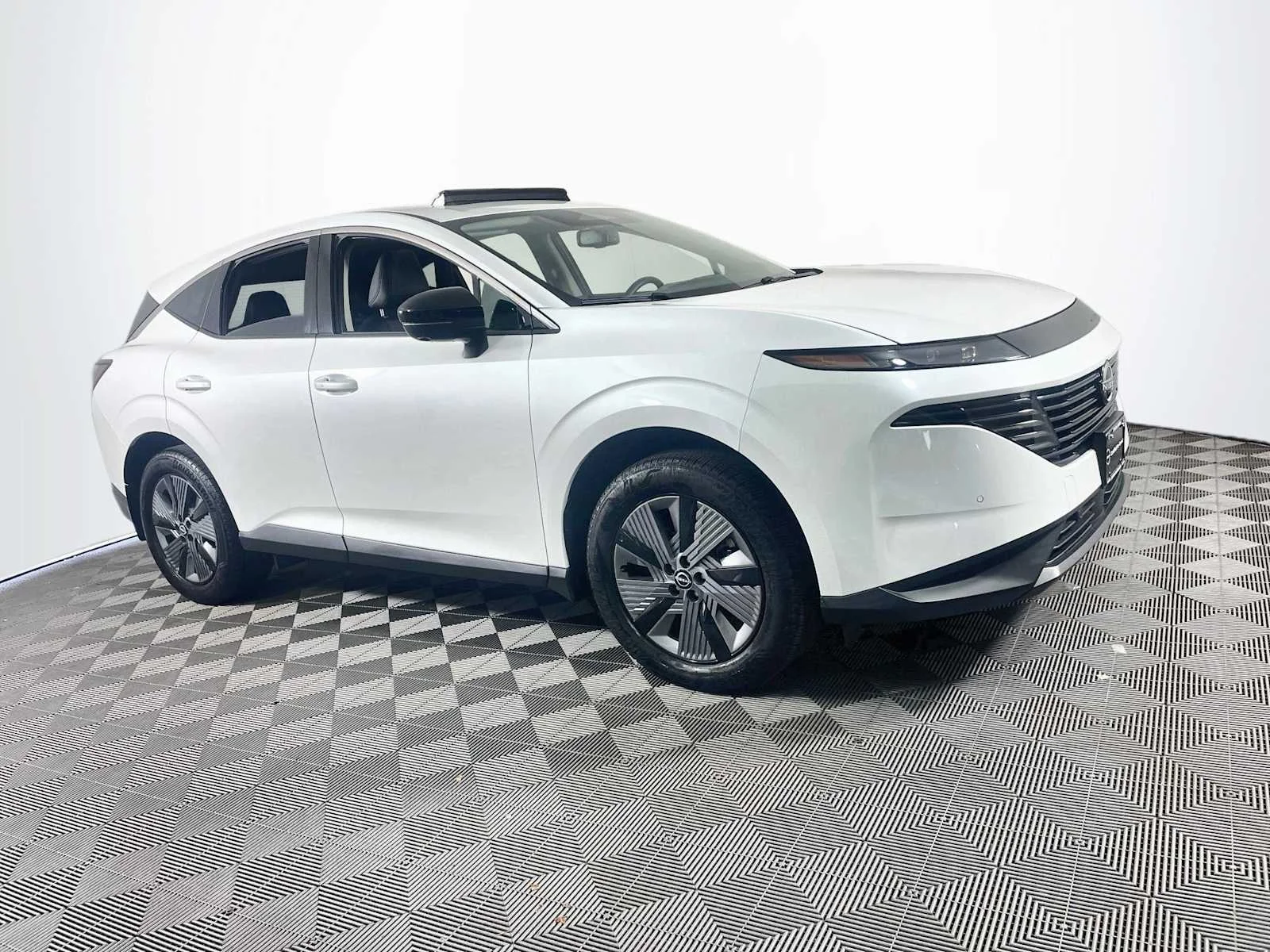Certified Used 2025 Everest White Pearl Tricoat Nissan SL image 3
