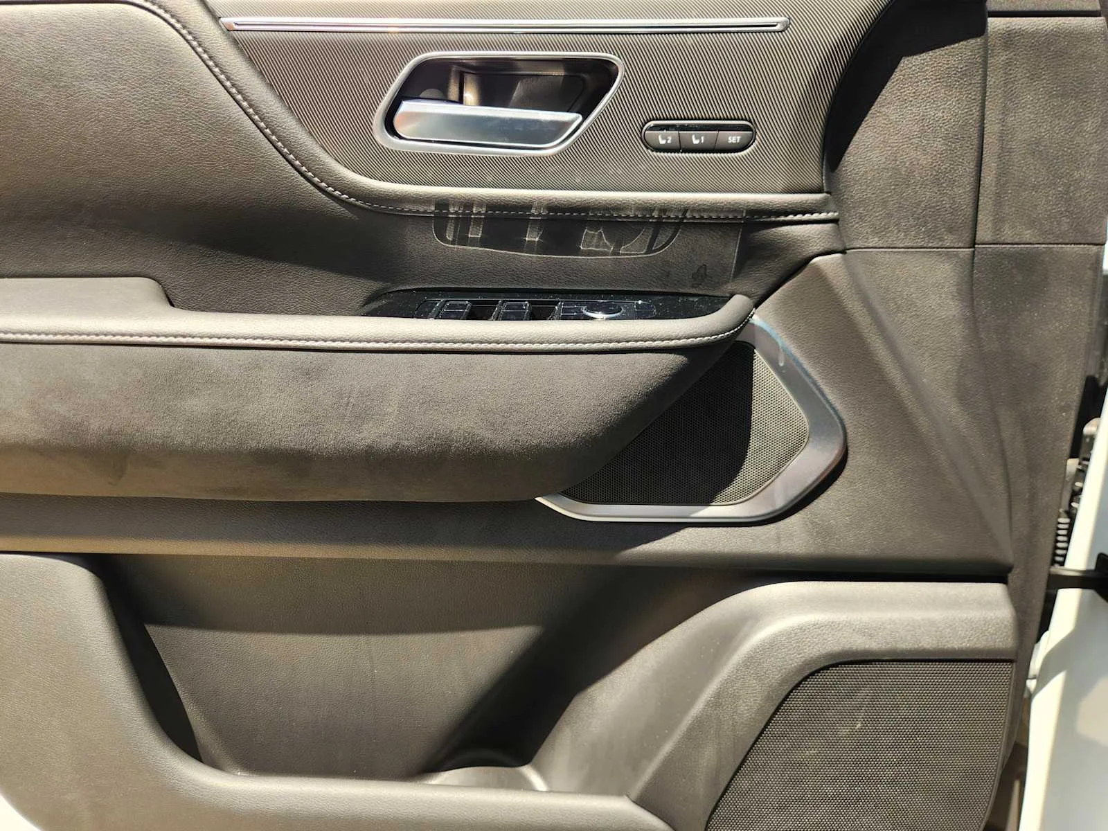 New 2027 RADIANT WHITE INFINITI Luxe 2WD image 17