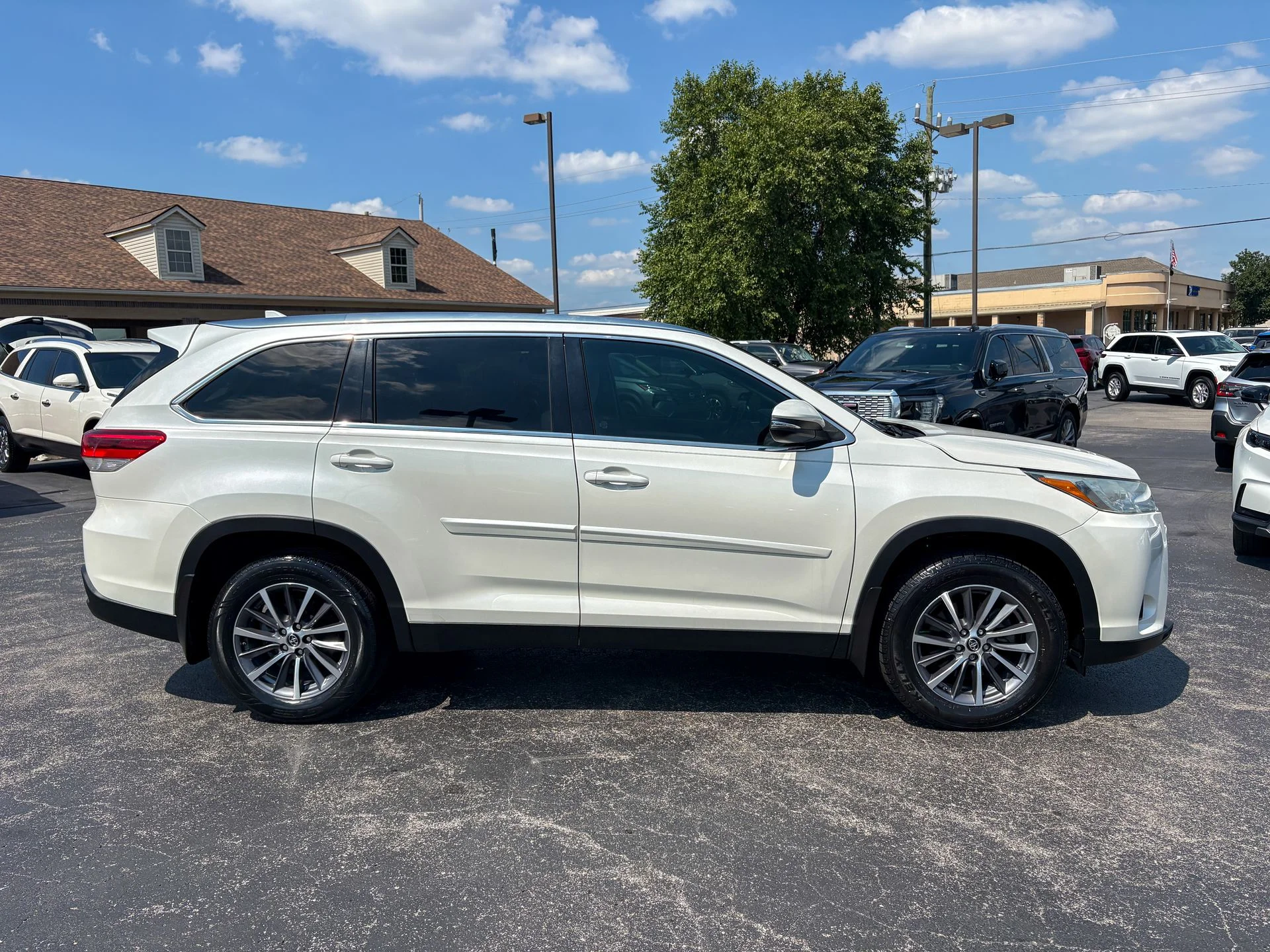 Used 2019 White Toyota XLE image 13