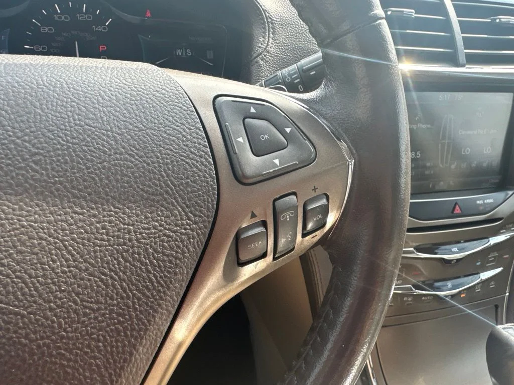 Used 2015 White Lincoln Base image 19