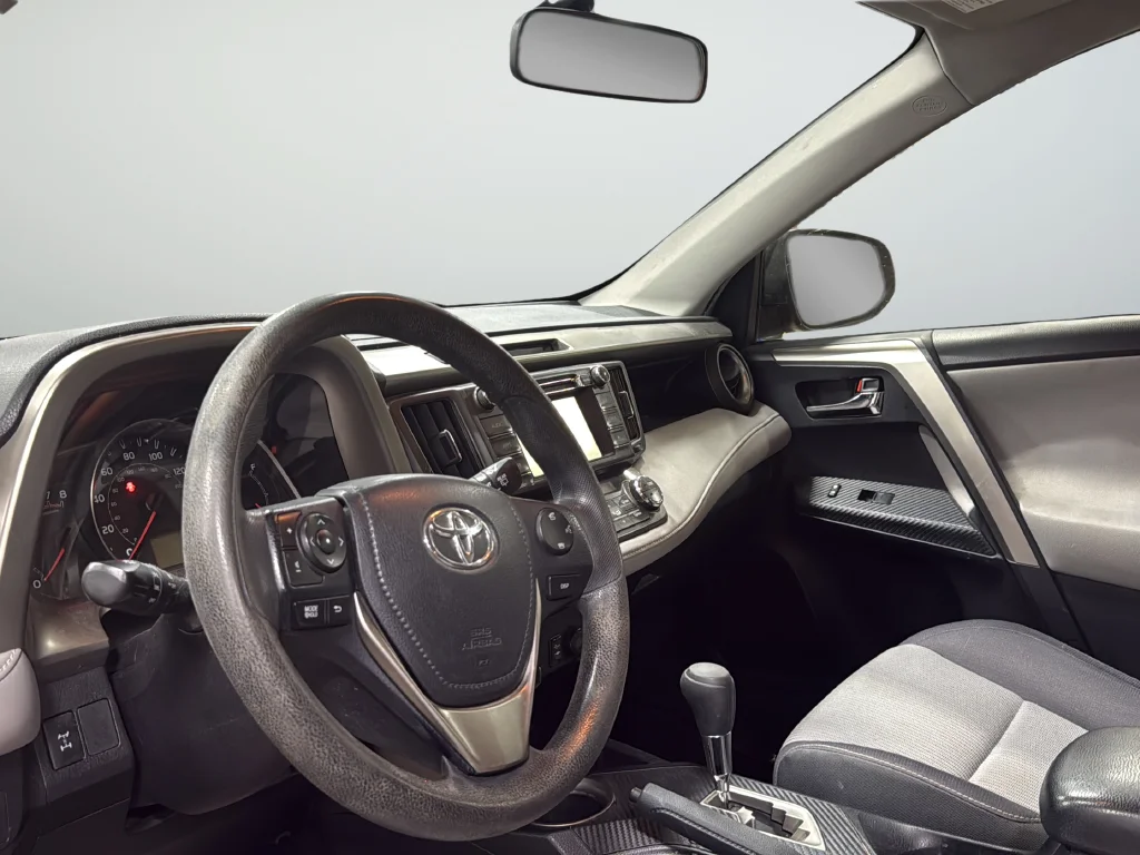 Used 2015 Red Toyota XLE image 9
