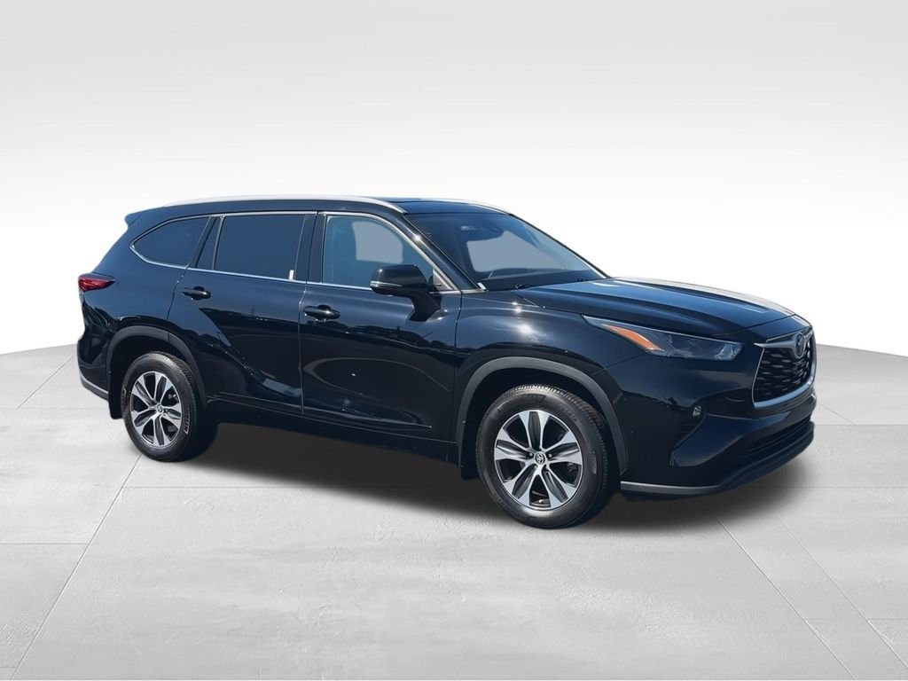 Used 2022 Black Toyota XLE image 2