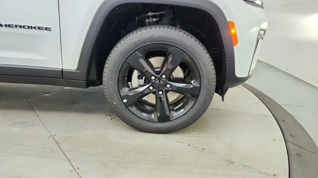 New 2026 Bright White Clear-Coat Exterior Paint Jeep Limited image 15