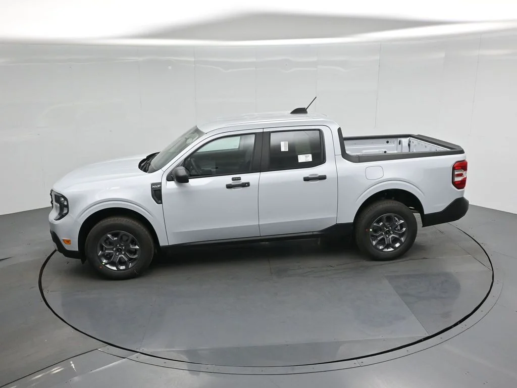 New 2026 Space White Metallic Ford XLT image 36