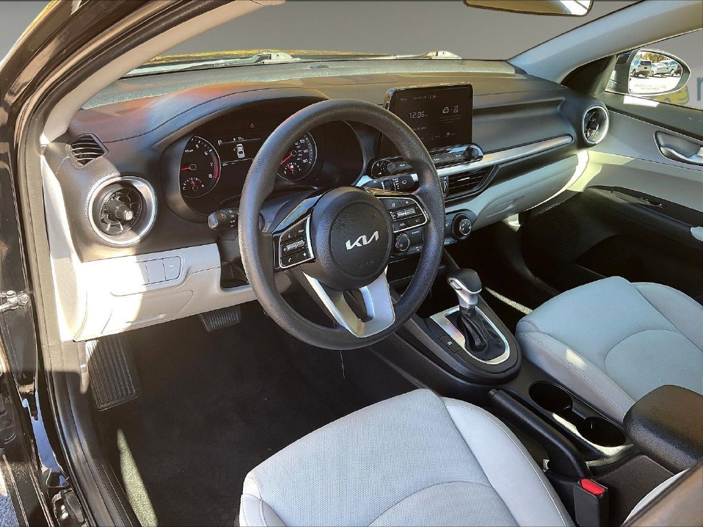 Used 2023 Black Kia LXS image 8