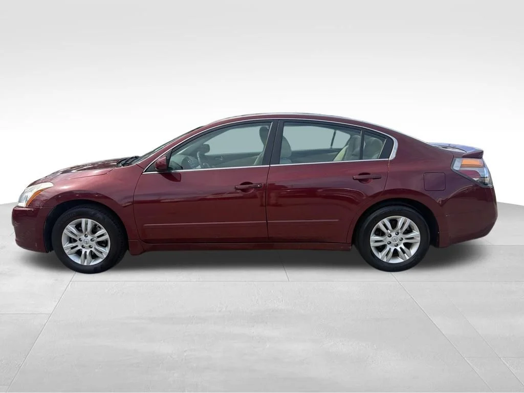 Used 2011 Red Nissan 2.5 S image 2