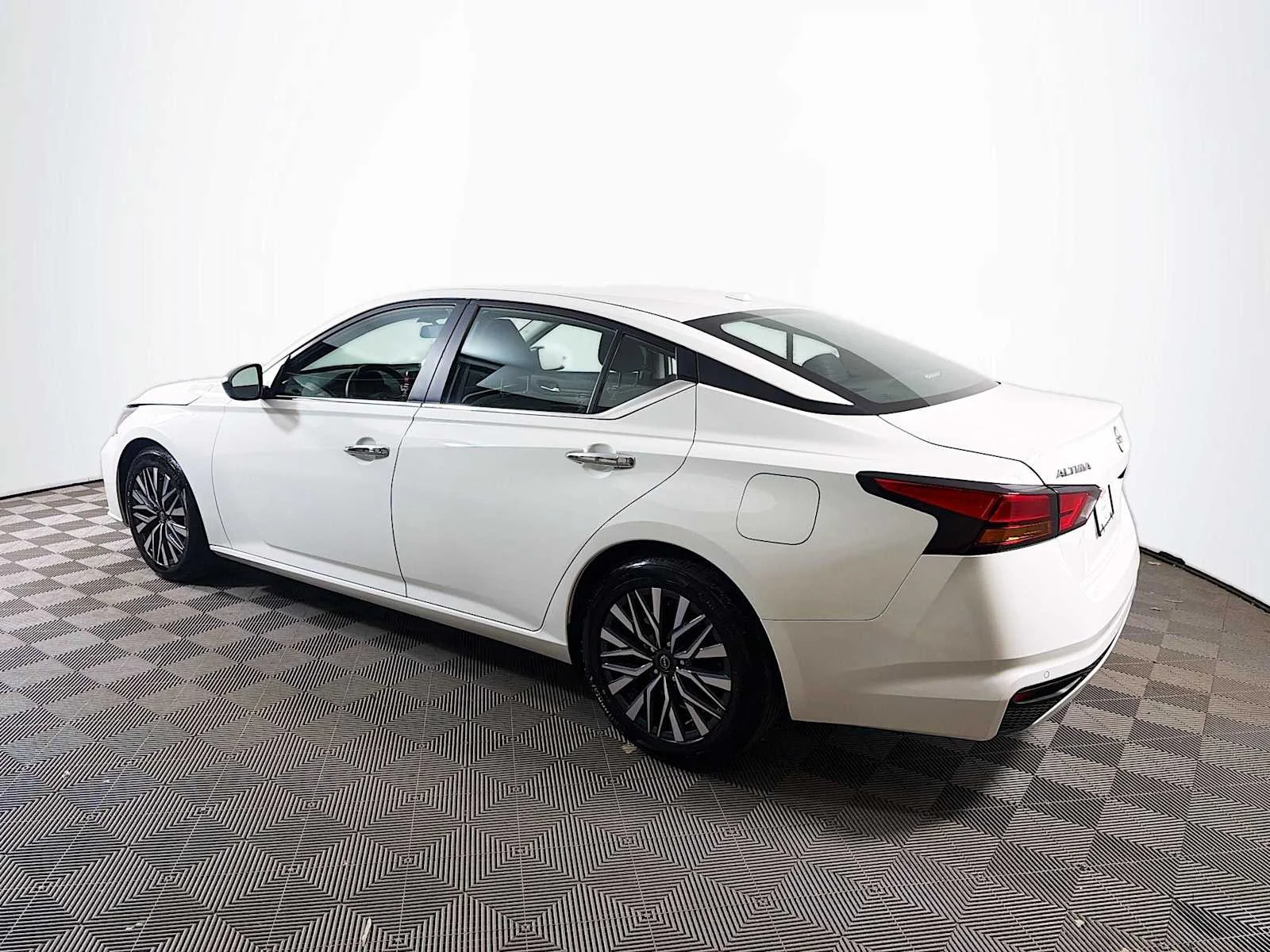 Certified Used 2025 Glacier White Nissan SV image 6