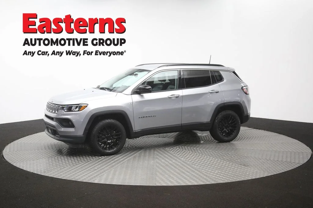 Used 2022 Silver Jeep Latitude image 56