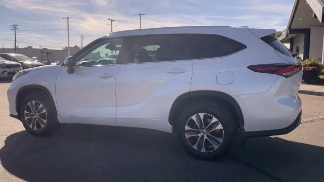 Used 2025 Beige Toyota XLE image 7