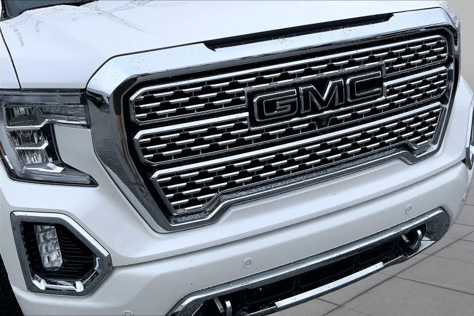 Used 2020 White Frost Tricoat GMC Denali image 29