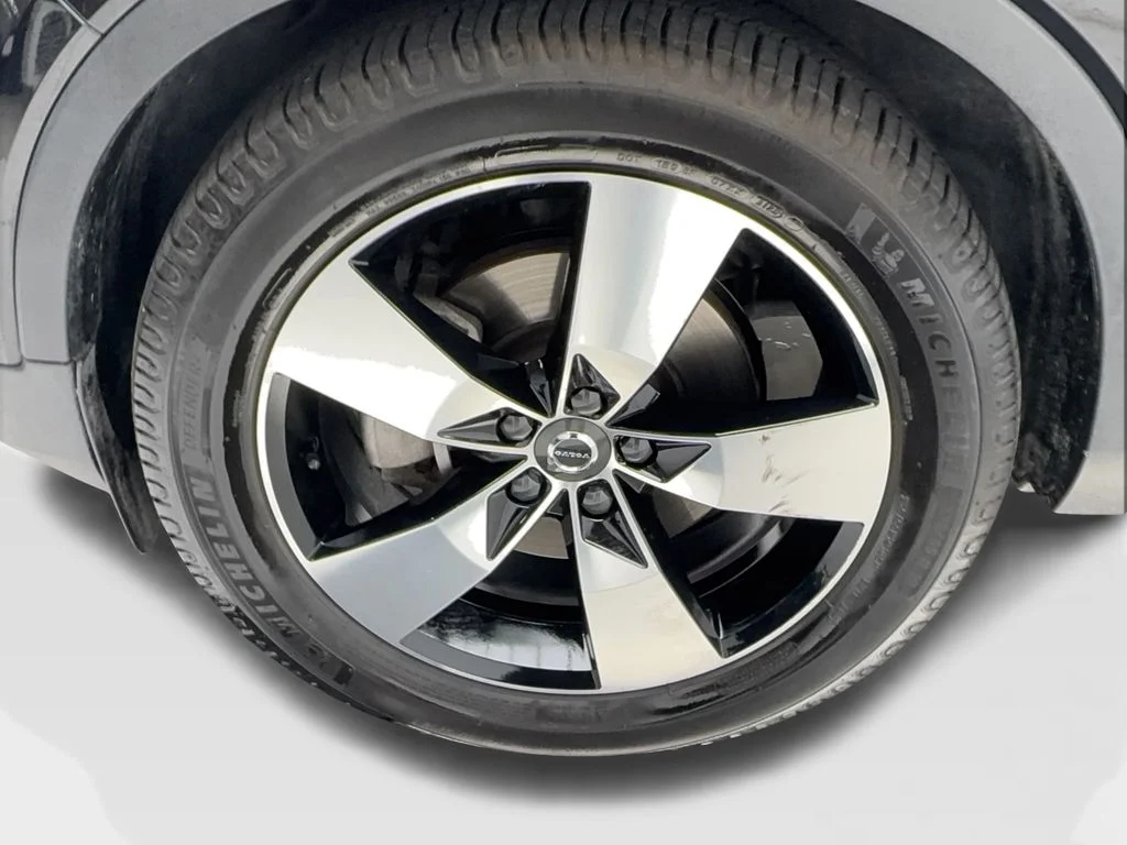 Used 2021 Black Volvo Momentum image 12