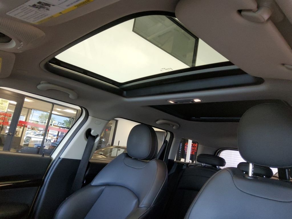 Used 2019 White MINI Classic image 25