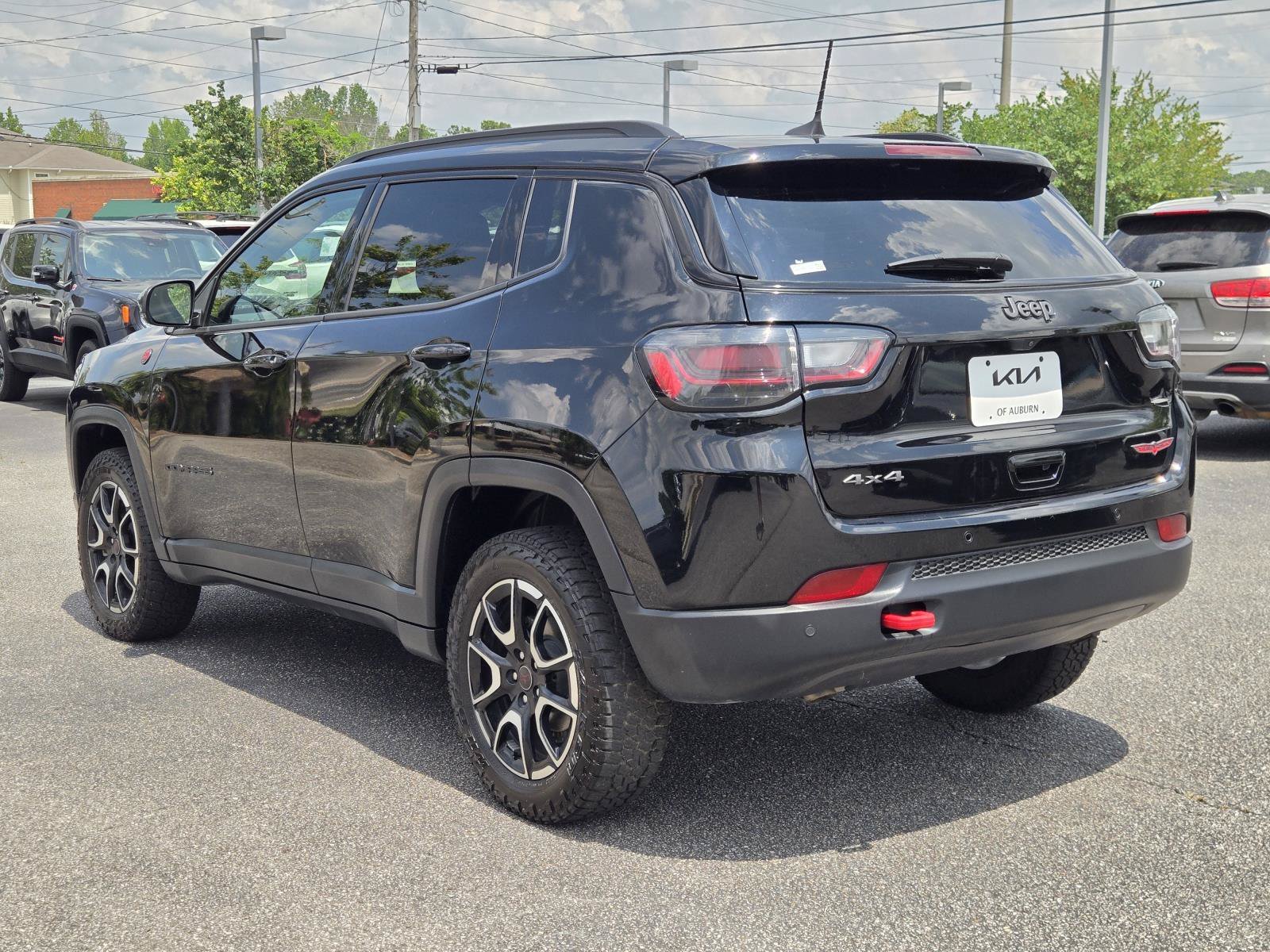Used 2025 Diamond Black Crystal Pearlcoat Jeep Trailhawk image 7
