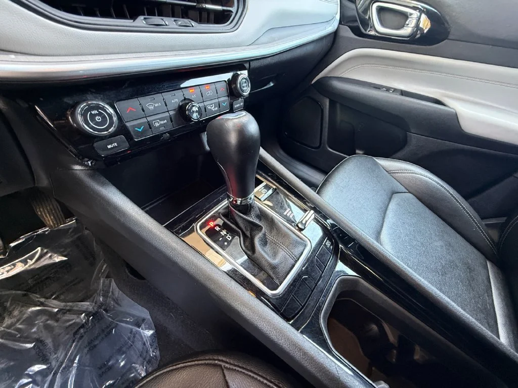 Used 2025 Silver Jeep Limited image 22