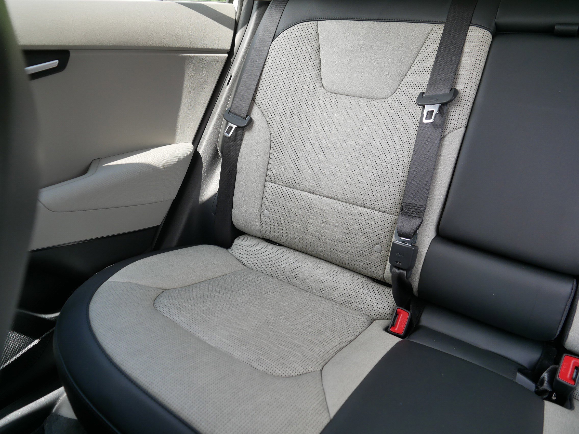 Certified Used 2024 Snow White Pearl Kia Wave image 12